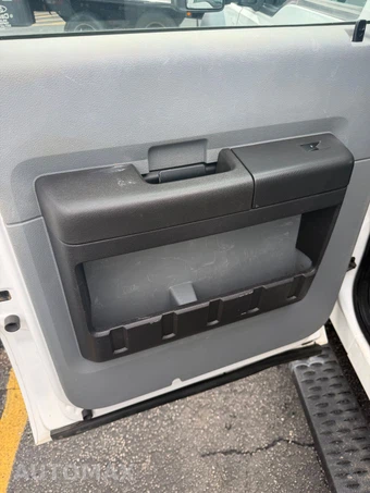 2016 Ford Super Duty F-550 Cab Chassis XL Crew Cab DRW - miniatura 11