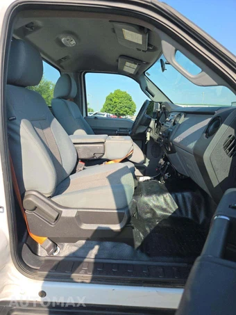 2016 Ford Super Duty F-550 Cab Chassis XL Regular Cab DRW - miniatura 12