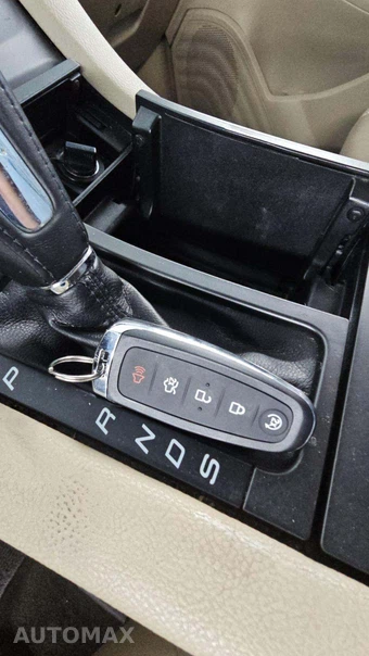 2016 Ford Taurus SEL – miniatura 19