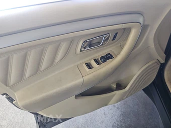 2016 Ford Taurus SEL – miniatura 9