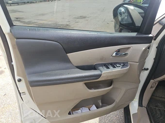 2016 Honda Odyssey LX 118.1" WB - miniatura 9