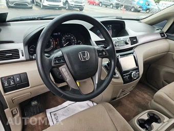2016 Honda Odyssey SE 118.1" WB - miniatura 11