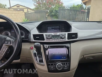 2016 Honda Odyssey Touring 118.1" WB - miniatura 11