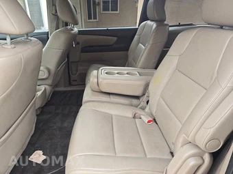 2016 Honda Odyssey Touring 118.1" WB - miniatura 13
