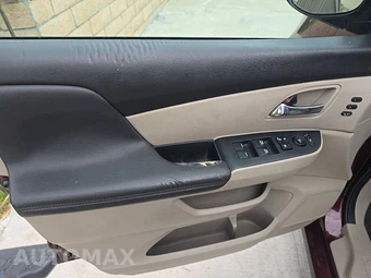 2016 Honda Odyssey Touring 118.1" WB - miniatura 9