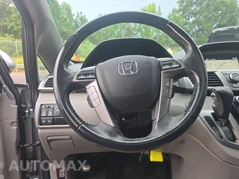 2016 Honda Odyssey Touring 118.1" WB - miniatura 10