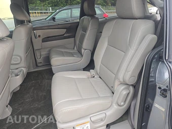 2016 Honda Odyssey Touring 118.1" WB - miniatura 13