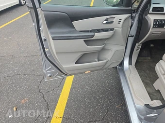 2016 Honda Odyssey Touring 118.1" WB - miniatura 9
