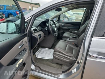 2016 Honda Odyssey Touring 118.1" WB - miniatura 13