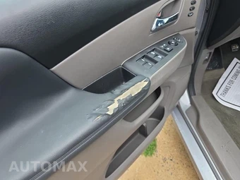 2016 Honda Odyssey Touring 118.1" WB - miniatura 23