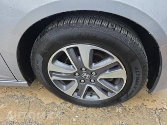 2016 Honda Odyssey Touring 118.1" WB - miniatura 9