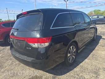 2016 Honda Odyssey Touring Elite 118.1" WB - miniatura 3
