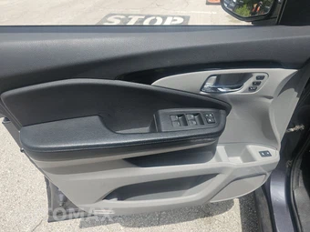 2016 Honda Pilot Touring w/Navigation & RES – miniatura 9
