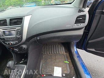 2016 Hyundai Accent SE Hatchback – miniatura 16