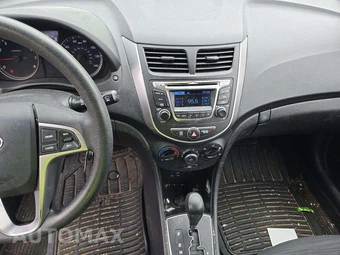 2016 Hyundai Accent SE Hatchback – miniatura 7