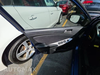 2016 Hyundai Accent SE Hatchback - miniatura 9
