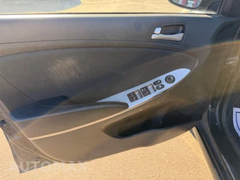 2016 Hyundai Accent SE Hatchback – miniatura 10