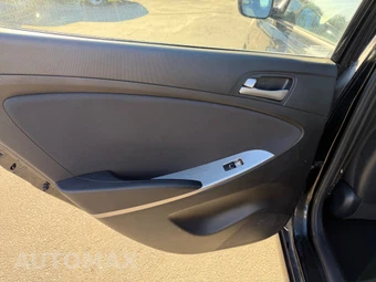 2016 Hyundai Accent SE Hatchback – miniatura 12