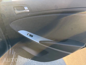 2016 Hyundai Accent SE Hatchback – miniatura 14