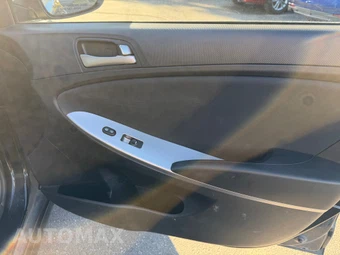 2016 Hyundai Accent SE Hatchback – miniatura 16