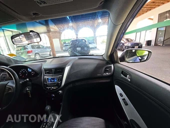 2016 Hyundai Accent SE Hatchback – miniatura 16