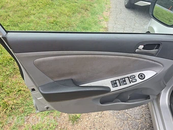 2016 Hyundai Accent SE Sedan – miniatura 9