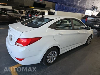 2016 Hyundai Accent SE Sedan - miniatura 4