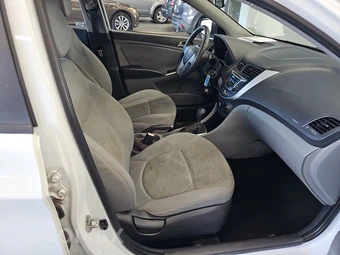2016 Hyundai Accent SE Sedan - miniatura 8