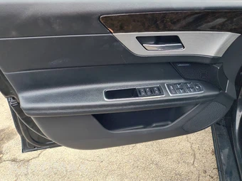 2016 Jaguar XF Prestige – miniatura 31