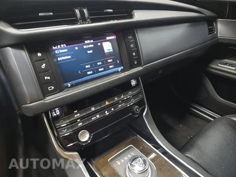 2016 Jaguar XF R-Sport – miniatura 11
