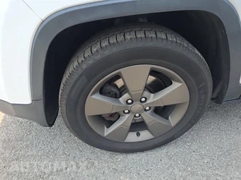 2016 Jeep Cherokee 75th Anniversary Edition – miniatura 8