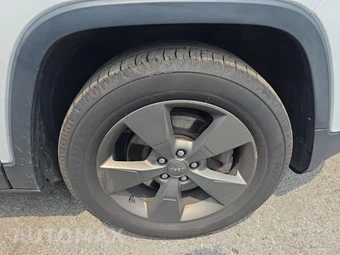 2016 Jeep Cherokee 75th Anniversary Edition – miniatura 9