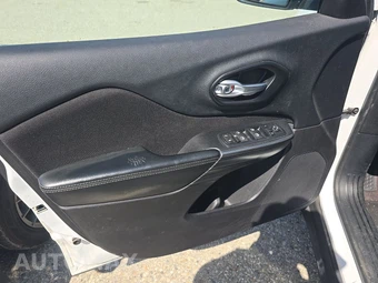 2016 Jeep Cherokee Sport – miniatura 9