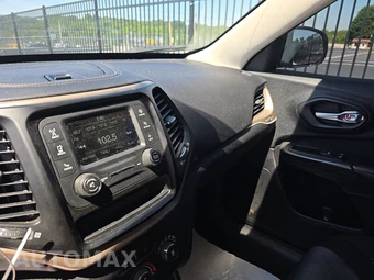 2016 Jeep Cherokee Sport - miniatura 11