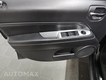 2016 Jeep Compass – miniatura 9