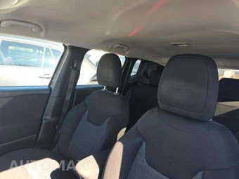 2016 Jeep Renegade Latitude – miniatura 12