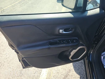 2016 Jeep Renegade Limited – miniatura 9
