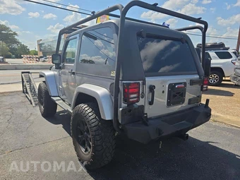 2016 Jeep Wrangler Sahara - miniatura 2