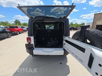 2016 Jeep Wrangler Sahara - miniatura 11
