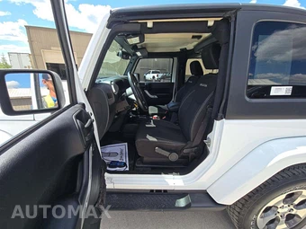 2016 Jeep Wrangler Sahara - miniatura 3