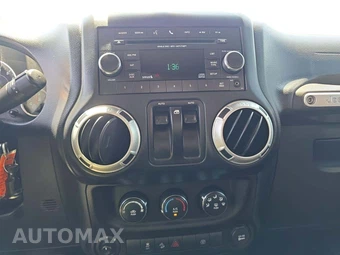 2016 Jeep Wrangler Sahara - miniatura 10