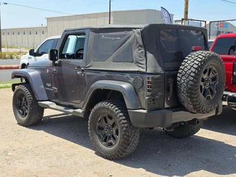 2016 Jeep Wrangler Sahara - miniatura 2