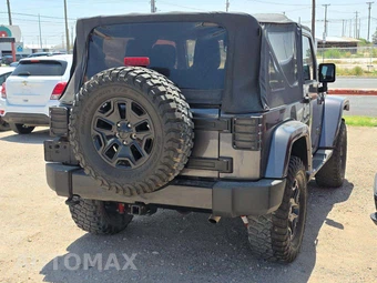 2016 Jeep Wrangler Sahara - miniatura 3