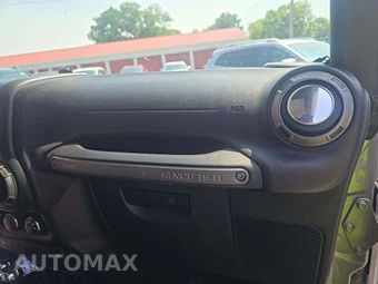 2016 Jeep Wrangler Unlimited Black Bear Edition - miniatura 16