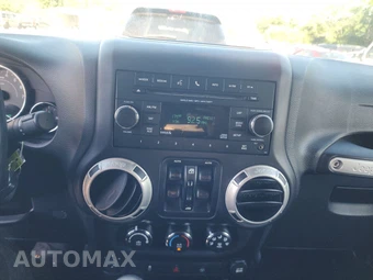 2016 Jeep Wrangler Unlimited Sahara - miniatura 11