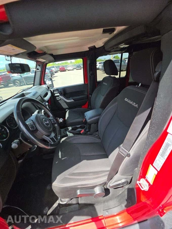 2016 Jeep Wrangler Unlimited Sahara - miniatura 3