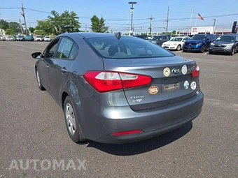 2016 Kia Forte LX Sedan – miniatura 2