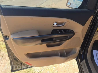 2016 Kia Sedona LX 120.5" WB – miniatura 9