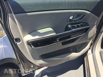 2016 Kia Sedona SX 120.5" WB – miniatura 9