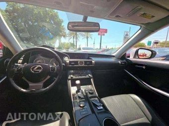 2016 Lexus IS 200t – miniatura 10